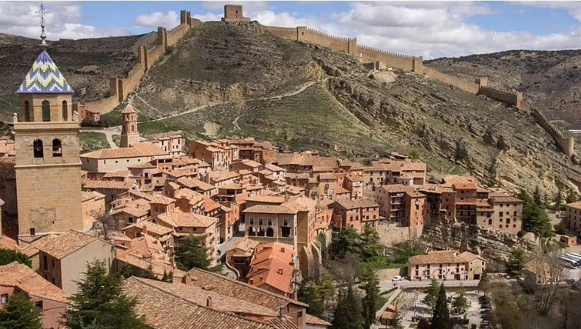 Albarracín y su muralla (Wikipedia)