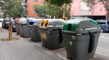 Àrea de contenidors agrupada, amb les diferents fraccions de residus, situada al carrer de Roger de Flor, 71