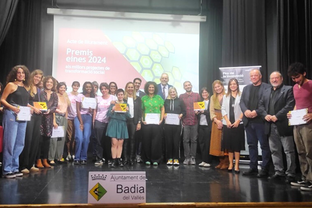 Premis Eines 2024. Foto de grup amb guardonats i guardonades i representants institucionals