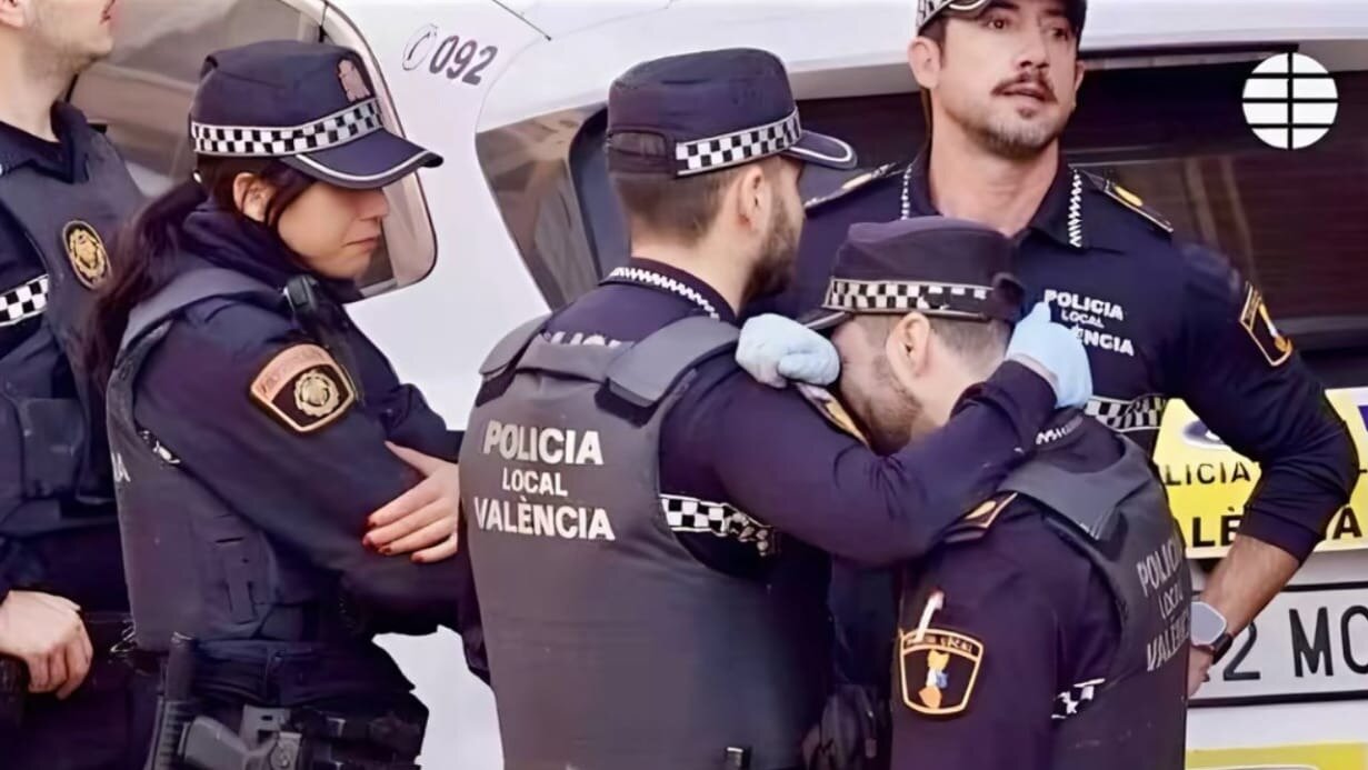 Ellos siempre luchan por tí pero son humanos como nosotros. Orgulloso de nuestros policías, de nuestros médicos, de nuestros bomberos, de nuestros militares. De nuestra gente.