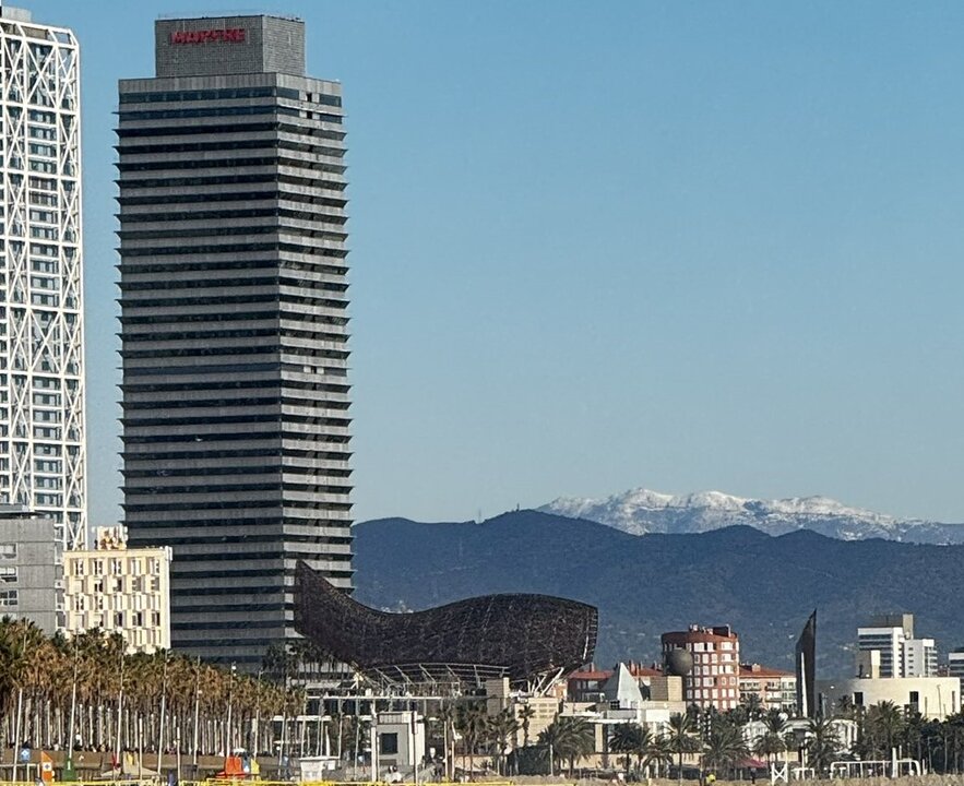 El Montseny desde la costa de Barcelona. foto red X Carlos GC