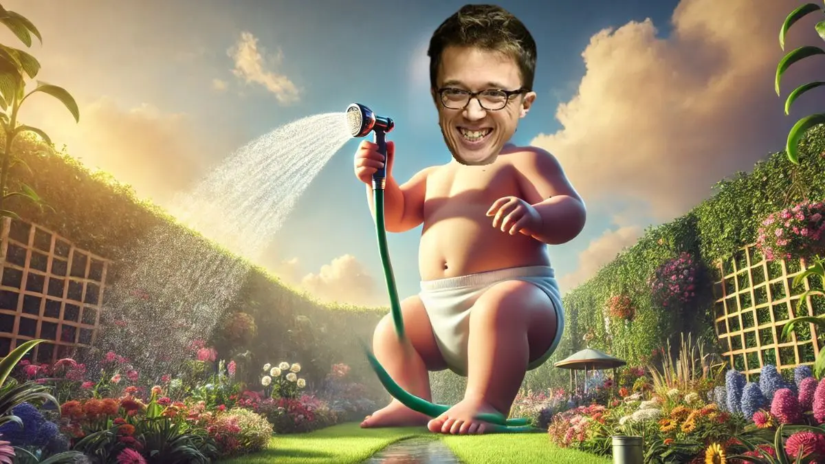 Errejón regando su jardín con su famosa manguera