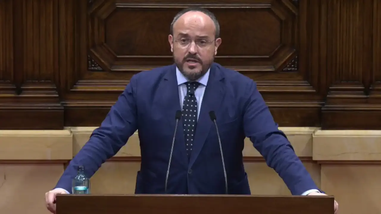 Alejandro Fernández desde la tribuna del Parlament - foto Parlament.cat