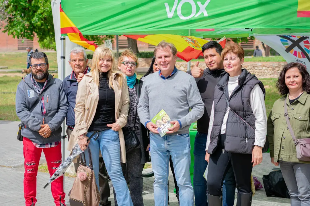 Carpa de afiliados de Vox en Mollet con Juan Garriga