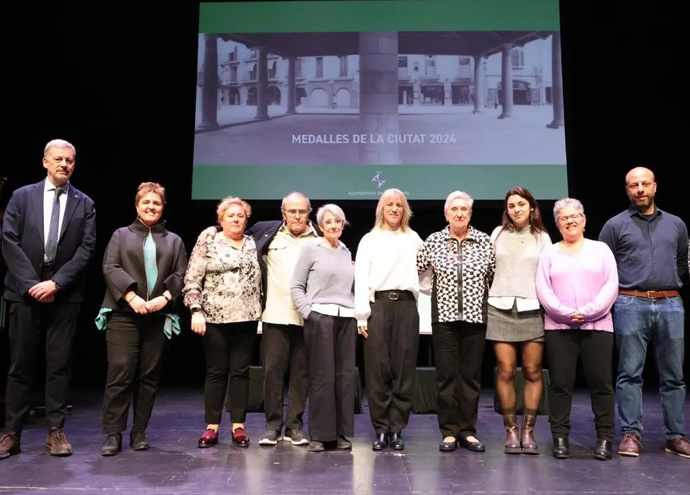 El premiats amb la medalla de la ciutat amb els regidor i l'alcaldessa de Granollers